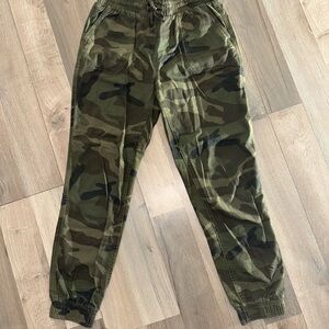 Hollister Men's Green Camouflage Cargo Pants